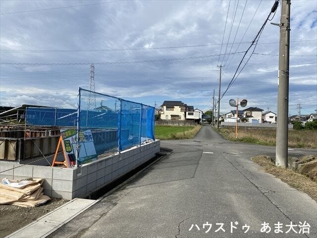 西側幅員約4.2mの前面道路です。普通車が1台通れる幅となります。大型車の通行が少ないので、振動や騒音が抑えられます。