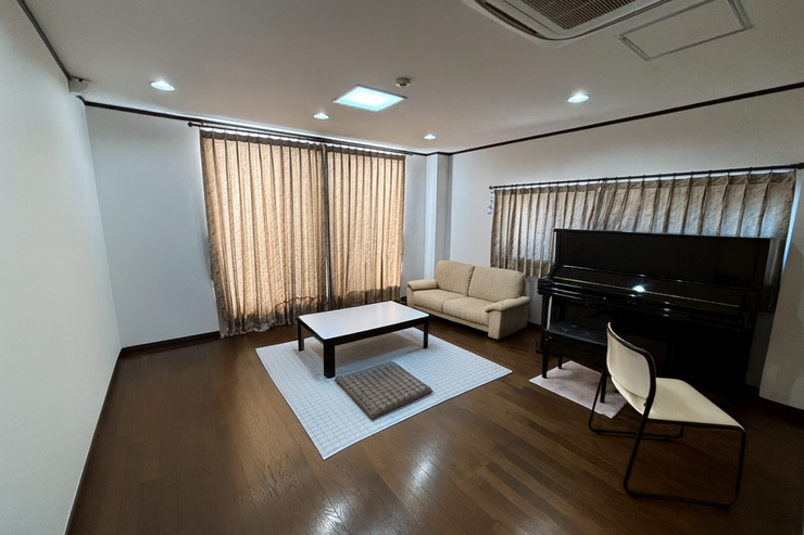 ◆2階21帖の洋室です。主寝室にぴったりの南向き2面採光の陽当たりの良いお部屋です。広々とした空間で、よりご家族が寛げるスペースとなっています。
【画像がAI加工により荷物等を消去しています】