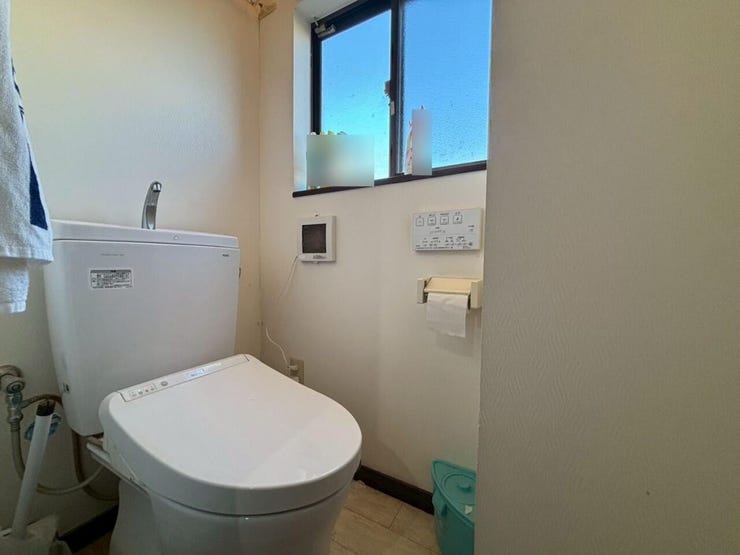 ◆各階にトイレ完備!すべてのトイレに温水洗浄便座付き☆また窓付きのため換気もできますね。