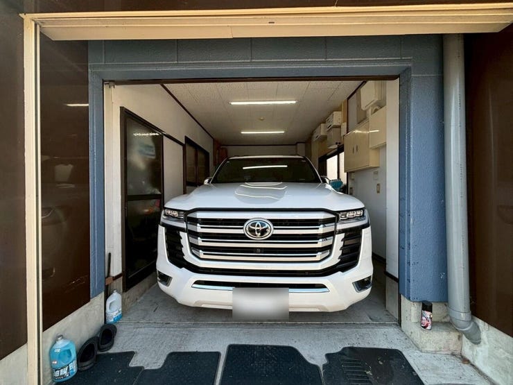 ◆1階のシャッター付きのガレージです。室内へ続く扉もあり荷物の出し入れもしやすいです。