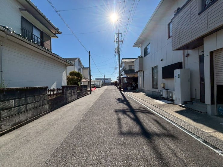 ◆東側公道 幅員約5.7m
◆広さも十分にあり駐車もしやすいですね♪