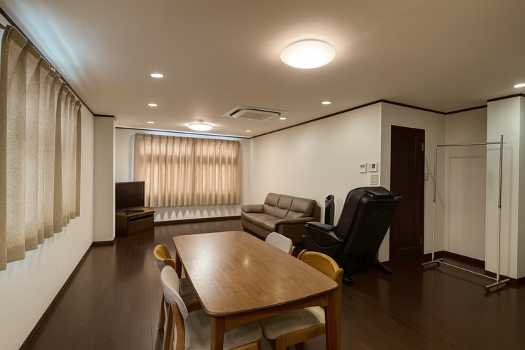 ◆LDKは広々した大空間になっています。家族と過ごすひと時を溢れる光が優しく包み込む二面採光のリビング。棚付きの収納スペースも同室内にございます。
【画像がAI加工により荷物等を消去しています】