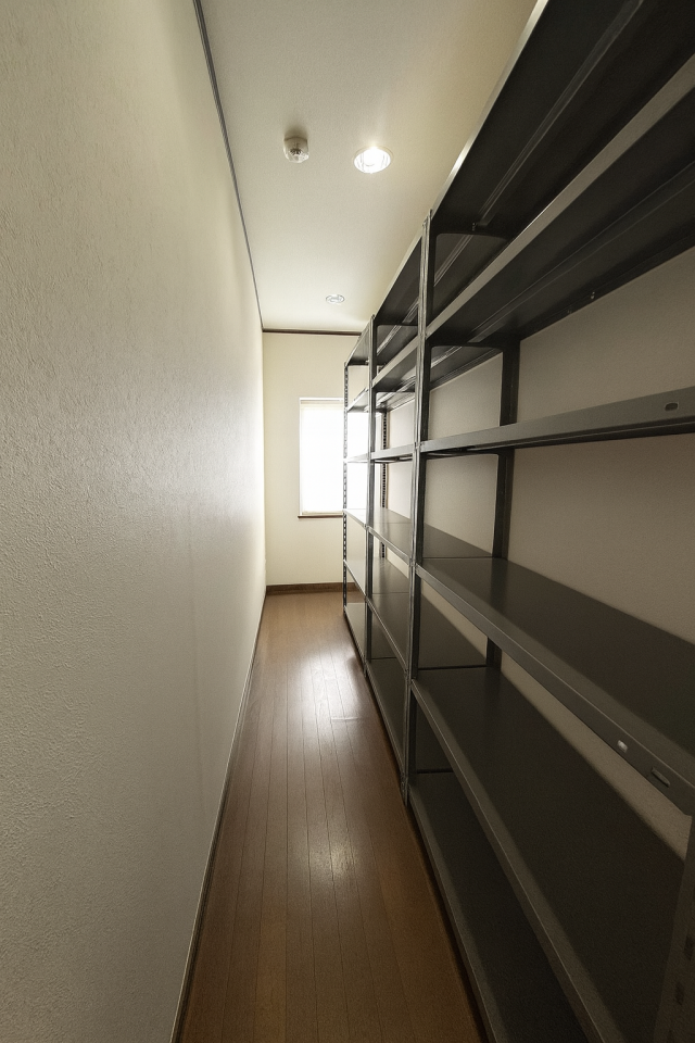 ◆1階リビングにある収納スペースは、パントリーにも大活躍☆ご家庭によって季節物や家電、衣類の収納など多種多様にお使いいただける広いスペースです!
【画像がAI加工により荷物等を消去しています】