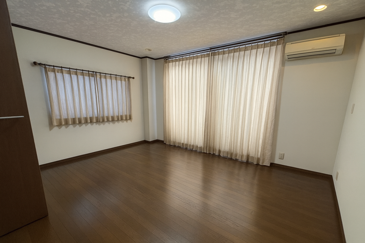 ◆2階南側11.5帖のお部屋も2面採光となりバルコニーに通じたお部屋です。陽当たりも良くお布団もほしやすいのでお子様の寝室にもいいですね♪
【画像がAI加工により荷物等を消去しています】