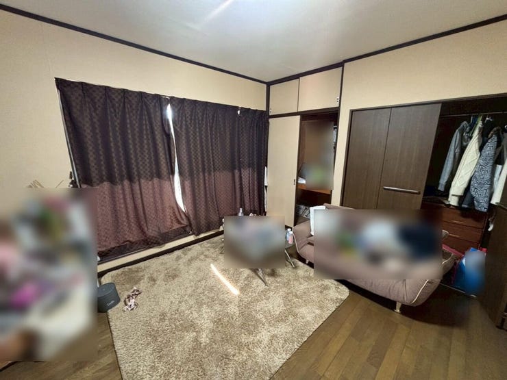 ◆3階南側の洋室です。一面はクローゼットになっており。衣類やお荷物をゆとりをもって収納いただける仕様となっています。