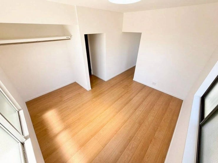 ◇2階洋室◇
WICと続きの洋室です。2面採光を確保しており明るいお部屋です。光りに満たされた安らぎの空間がここにはあります。クローゼットもあるので、季節ものの衣装や沢山の思い出をしまえますね。