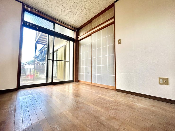 ◇1階洋室◇
和室から続く3.8帖の洋室は、2面採光を確保しており明るいお部屋です。和室の障子を開ければ広々と使えますね。光りに満たされた安らぎの空間がここにはあります。