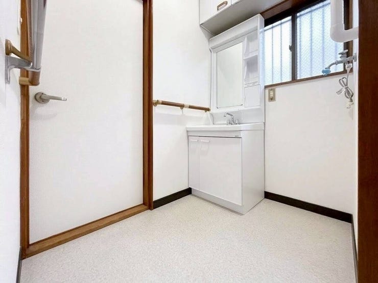 ◇1階洗面室◇
ミラーに継ぎ目がないので見やすく、掃除がしやすいです。またヘアケアセット、コンタクトグッズなど毎日つかうものをオープンに収納出来、出し入れしやすくて使い勝手が良いです。