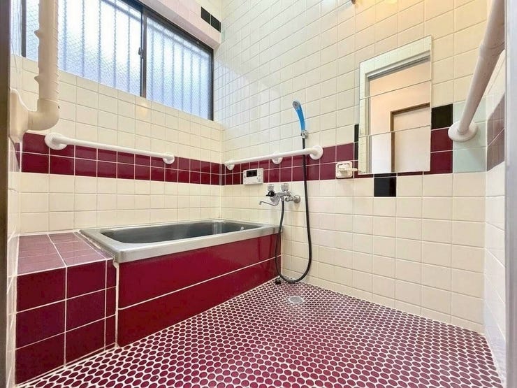 ◇1階浴室◇
毎日の疲れを癒す場所だからこその、シンプルで落ち着いた空間となっています。手すりがついているので、小さなお子様やご高齢の方でも浴槽への出入りは安心です。