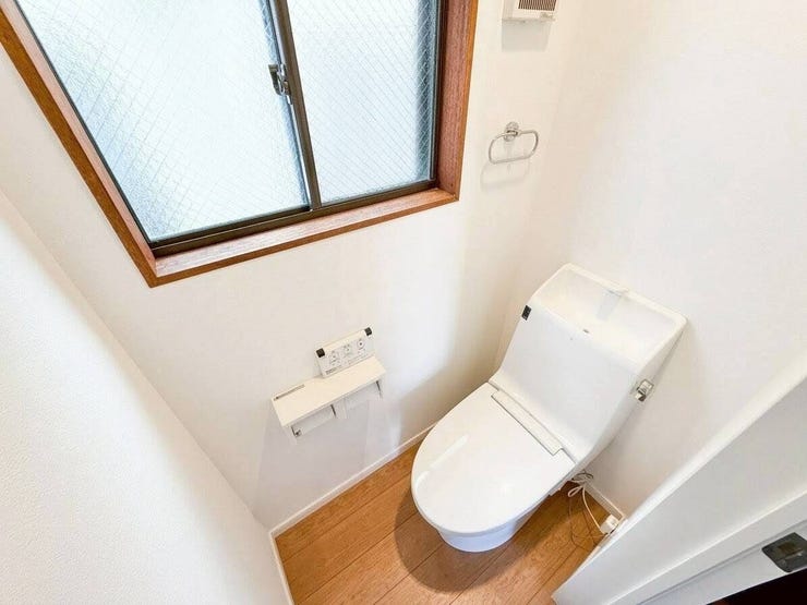 ◇トイレ◇
清潔感溢れ、居心地よく落ち着ける空間となっています。グリーンをプラスしてさらに清潔感をアップするのもオススメです。空気がきれいに感じられ、おしゃれ度もアップしますね。