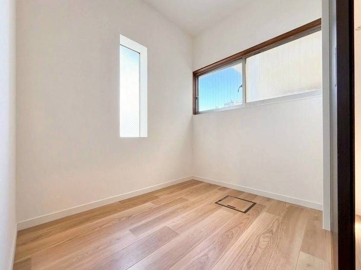 ◇2階納戸◇
北側の納戸は、温度や湿度の変化が少なく保管場所として最適です。消耗品のストックやお掃除道具など、あるととても便利な収納スペース。いろいろな使い方ができますね。