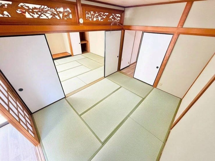 ◇1階和室◇
10帖と6帖の続きの和室は、様々な用途に利用できます。くつろぐスペースとして、子供の遊び場として。また急な来客時にも柔軟に対応してくれる空間です。