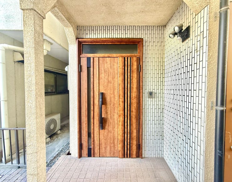 ◇玄関◇
お家の顔となるエントランスは、木目調の玄関扉が魅力的です。玄関周りはその家や家族を映し出す、家の顔。どこまでも明るく快適でありたいですね。