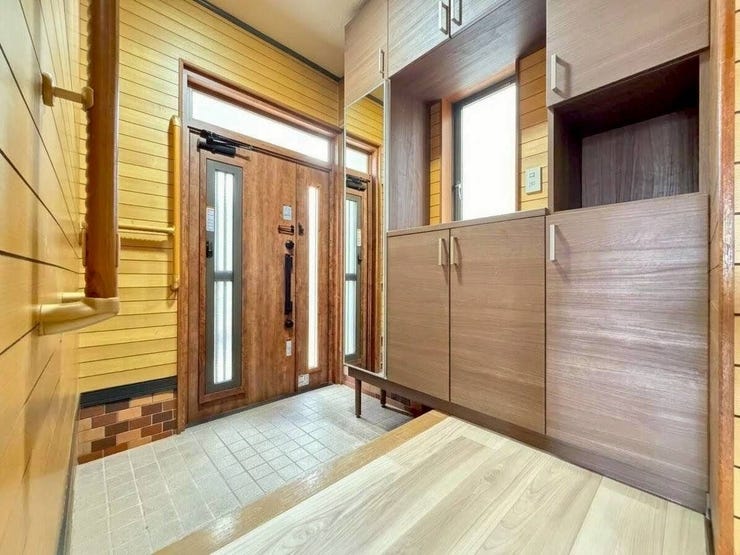 ◇玄関◇
収納スペースを十分に確保した玄関です。乱雑になりがちな玄関をスッキリ見せることができます。姿見も付いていますので、身だしなみのチェックができるのが良いですね。