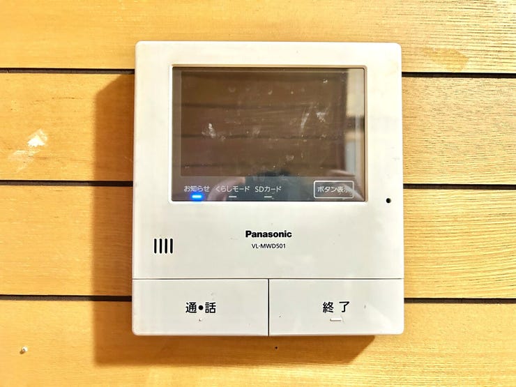 ◇TVモニター付インターホン◇
TVモニターで訪問者を確認してから会話することができますので、安心して対応していただけます。姿を見られたくない空き巣や不審者が嫌がるため、防犯効果も高まります。