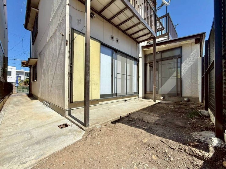 ◇庭◇
南側に面したゆとりあるお庭があります。お子様の遊び場として、BBQや家庭菜園などもお楽しみいただけます。イスやテーブルを置いてカフェスペースにしてもいいですね