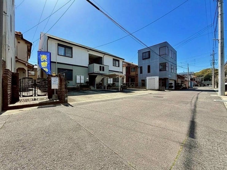 ◇前面道路◇
道路幅はゆとりある6m。交通量は多くなく、間口も広く作られているので楽に駐車できます。駅や線路が近すぎることもないので、電車の騒音や踏切の音なども気にすることなく生活して頂けます