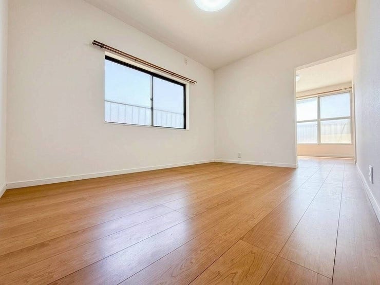 ◇ウォークインクローゼット◇
この空間量だからこその収納スペースです♪季節ものの衣装や沢山の思い出をしまえるスペースは大変重宝します。お部屋もスッキリし、個室空間を広くお使いいただけます。