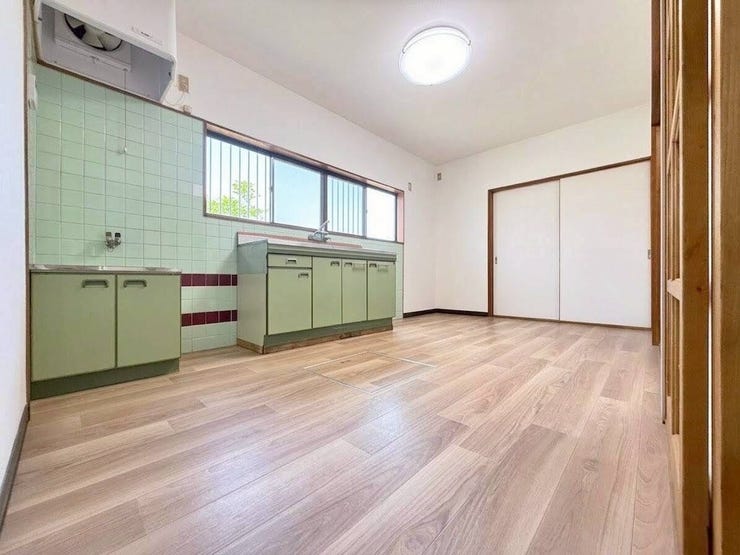 ◇1階 キッチン◇
壁付けキッチンです。お料理に集中できつつ、リビングとのつながりもありますので閉鎖的になりません。乱雑になりがちなキッチンですがリビング側からは見えない為、来客の時も安心です