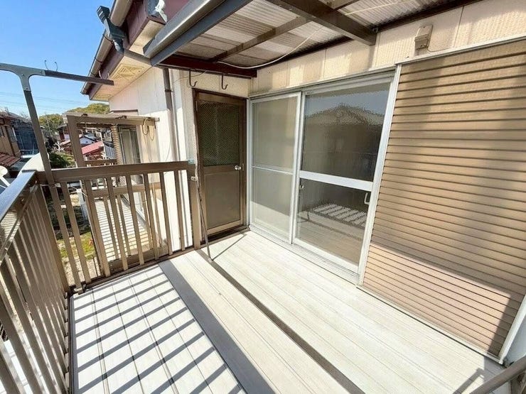 ◇バルコニー◇
たくさんの洗濯物を干すことができる広いバルコニーです。南側に面していますので陽当たり良好です。たっぷりの陽を浴びてお洗濯物もよく乾きそうですね