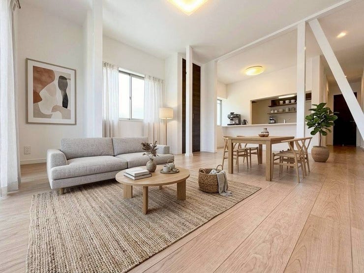 【居間・リビング】
◇2階リビング◇
18.5帖の縦長LDKとなっています。家族が集まって食事をしたり、くつろいだりするのに十分な広さです。家族のコミュニケーションも取りやすく、家具のレイアウトもしやすいですね。