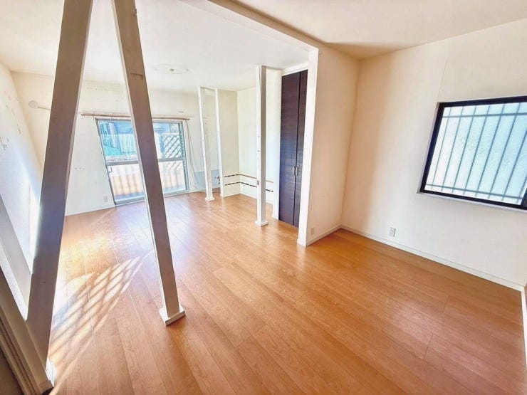 ◇2階リビング◇
時の流れと共に陽射しは装いを変え空間に新たな彩りを与えます。採光良好なこの空間なら快適にその移ろいを感じることができます。一日中家に居ても飽きることなく過ごすことができますね。