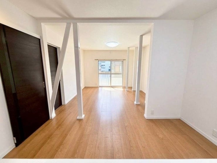 ◇2階リビング◇
2階にあるリビングです。日の入る時間が1階よりも2階の方が長いので、明るいリビングとなっています。近隣が気になりにくく、プライバシーを守れるのも利点ですね。