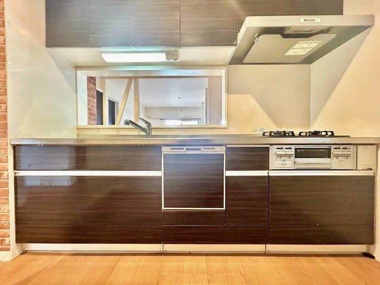 ◇2階キッチン◇
人気の対面式キッチンです。家族と会話しながら料理をしたり、カウンターにできた料理を置いて、お子様にお手伝いしてもらうこともできます。毎日の家事はより快適に便利にしたいですね。