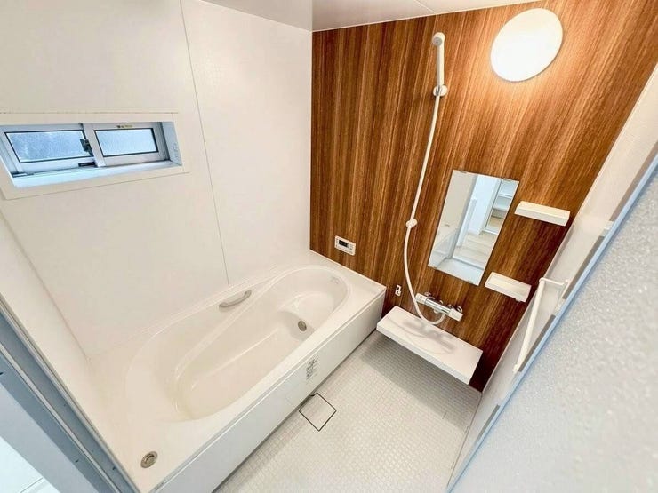 ◇2階浴室◇
毎日の疲れを癒す場所だからこその、シンプルで落ち着いた空間となっています。浴槽にゆっくりと身を沈め深く瞑想をすれば、また新たな活力が湧いてきます。