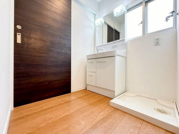 ◇2階洗面室◇
清潔感のある洗面室です。洗面台もお掃除もしやすく、身だしなみや、自分を綺麗にする場所だからこそ清潔にしていたいですね。三面鏡の裏側が全て収納スペースになっています。