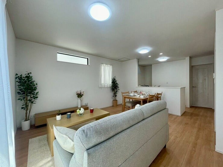 【Living】家族が集まりやすい場所で、くつろぎと会話が自然に生まれます。