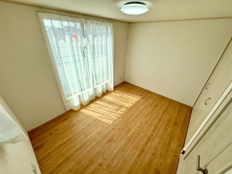 【Bedroom】ベッドとデスクを置いてもゆとりのある、使い勝手の良い広さの洋室です。