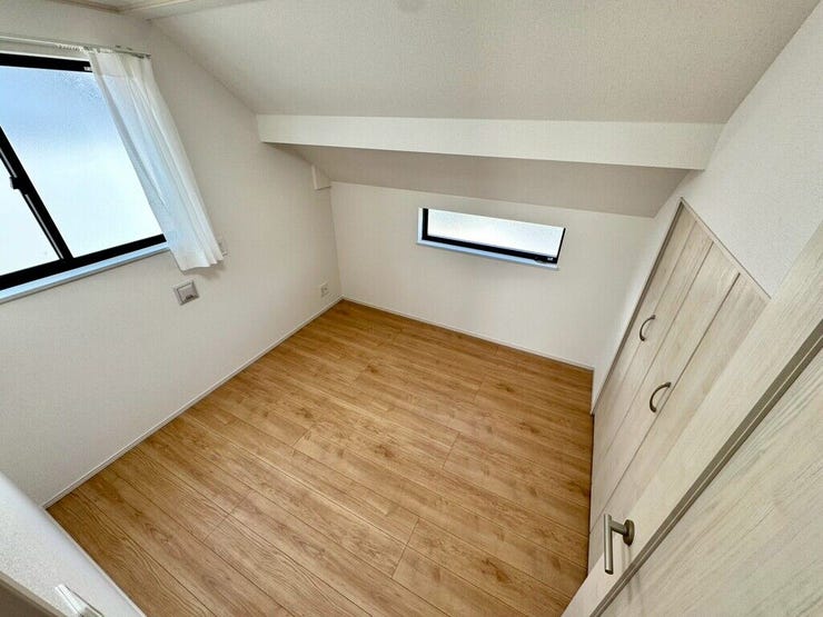 【Bedroom】クローゼット完備で収納力◎。家具の配置もしやすい機能的な洋室です。