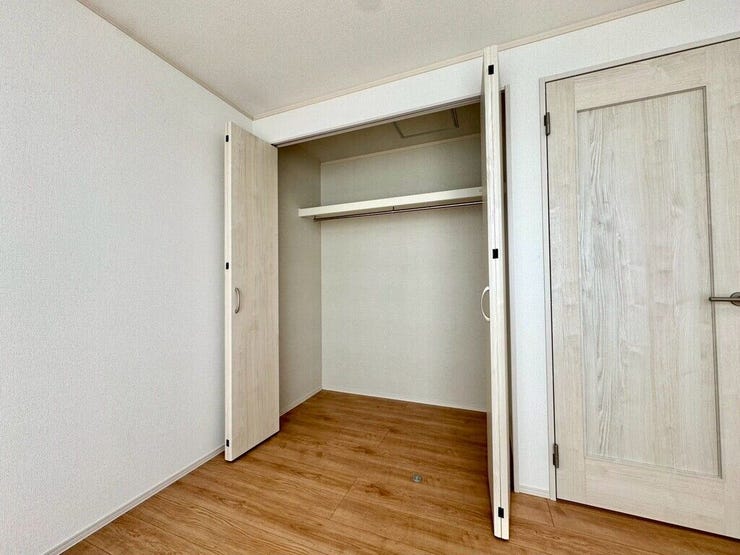 【Bedroom】洋室には収納力のあるクローゼット付き。衣類や荷物もすっきり収まります。