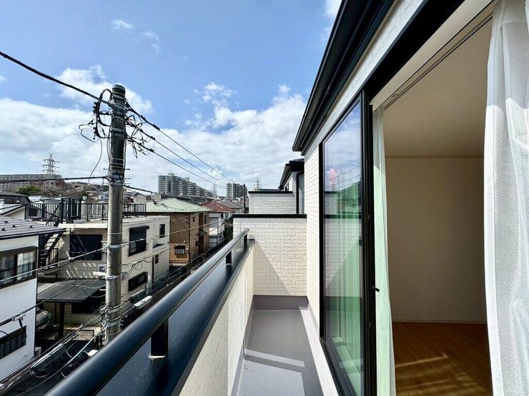 【Balcony】日当たりの良いバルコニーはお洗濯物がしっかり乾きやすく、毎日の家事にも重宝します。