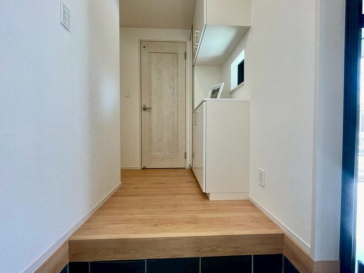 【Entrance】シューズボックス完備の玄関で、靴や小物もスッキリ収納できます。