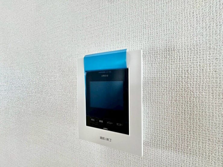 【Facilities】来訪者を確認できるモニター付きインターホンで、防犯面も安心です。
