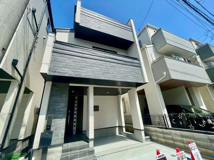 【Exterior】ゆとりのある駐車スペース付きで、車の出し入れもスムーズに行えます。