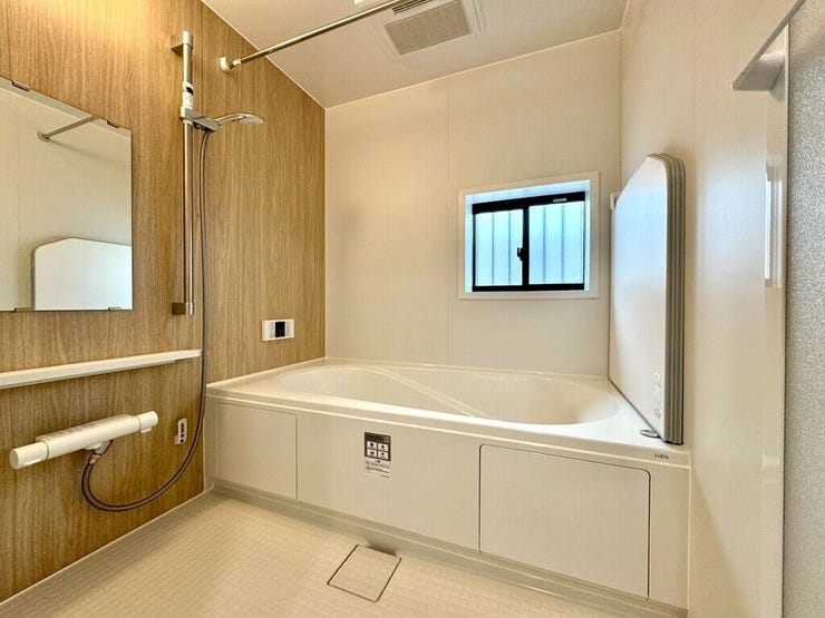 【Bathroom】お子様とのバスタイムにも十分な広さがあり、掃除も簡単にできます。