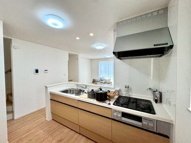 【kitchen】広めのキッチンは料理のしやすさを追求した設計。収納も豊富で作業がしやすい空間です。