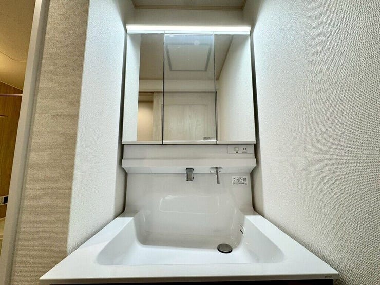 【Washroom】壁付け水栓でカウンターまわりが広々。洗面スペースがより快適になります。