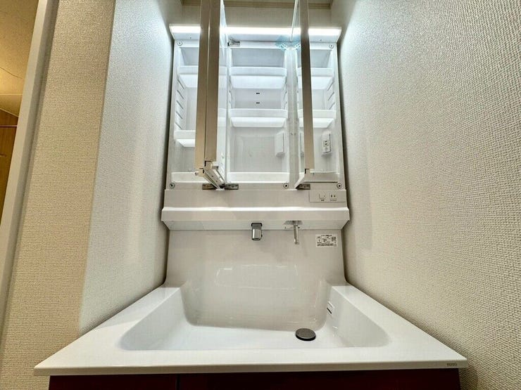 【Washroom】毎朝の準備がスムーズに。広めの洗面台と収納が使いやすい洗面所です。