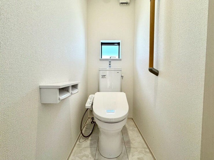 【Toilet】清潔感があり、落ち着いたデザインのトイレ。家族みんなが快適に使えます。