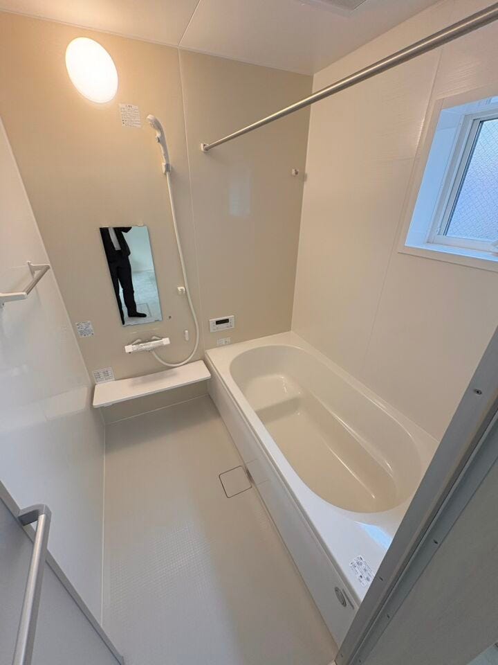 白を基調とした浴室!
窓があることにより、明るい空間に♪