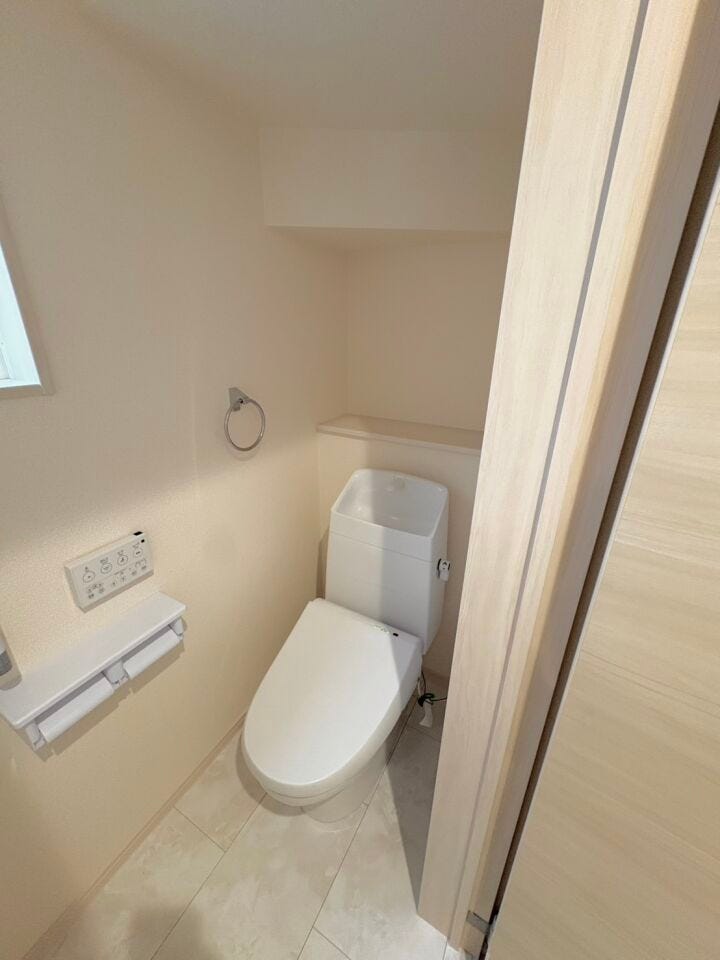 1階トイレは階段下に完備し、スペースの有効活用!
