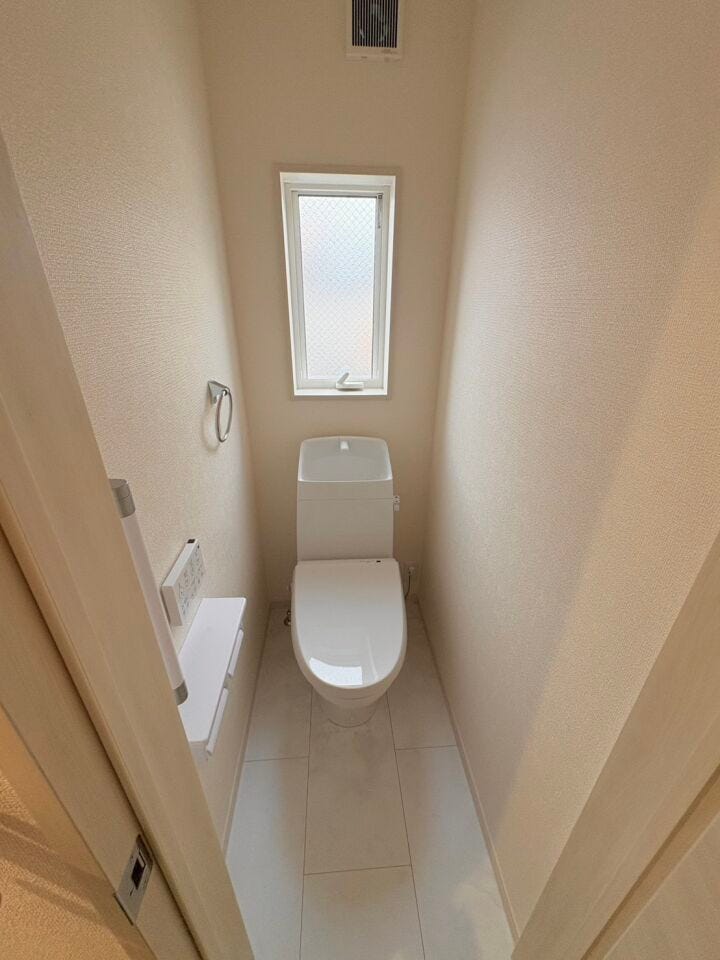2階トイレは窓があり、明るいですね♪