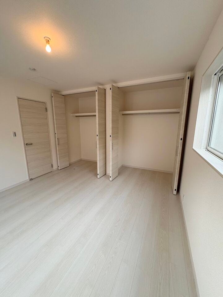 8帖の洋室!
たくさんの服を収納可能です!