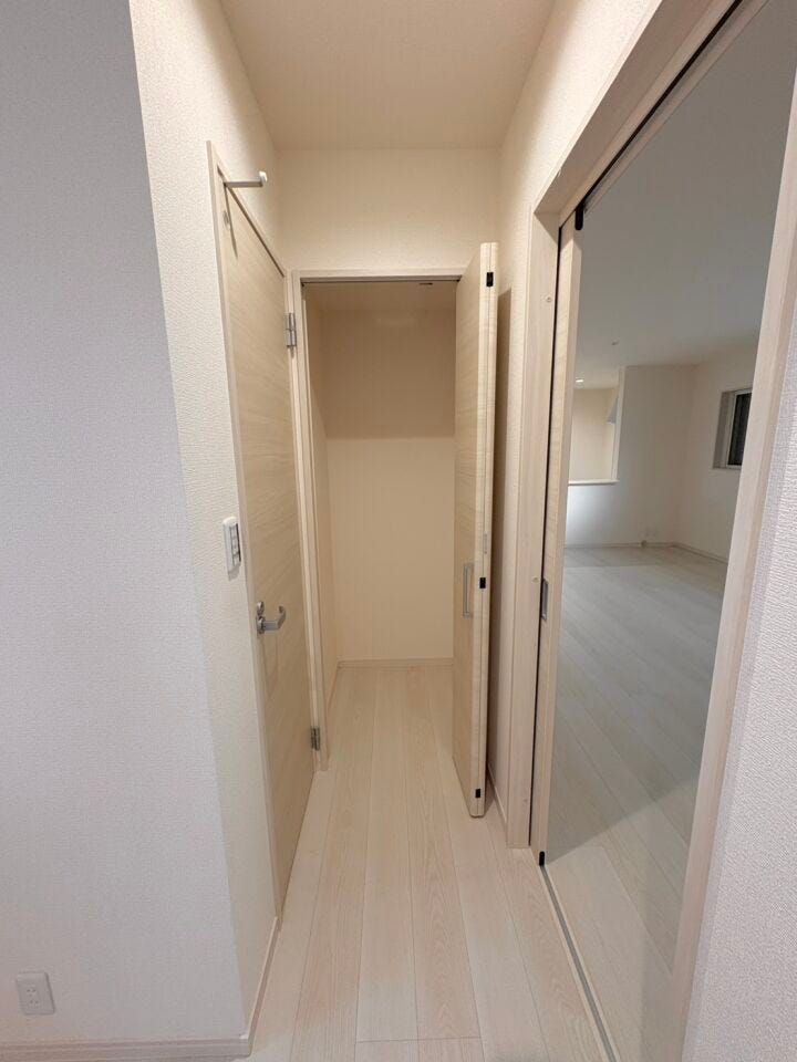 白を基調とした内装!
収納スペースも完備!