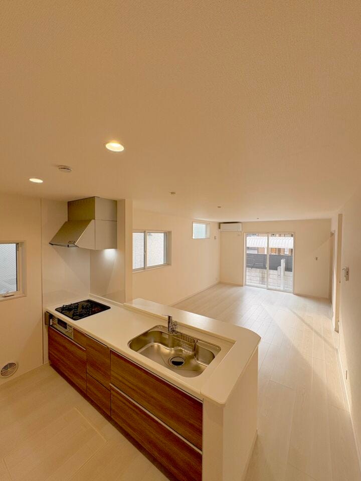 対面キッチンでお子様の様子も見守れますね♪
大きな窓で採光もバッチリ!