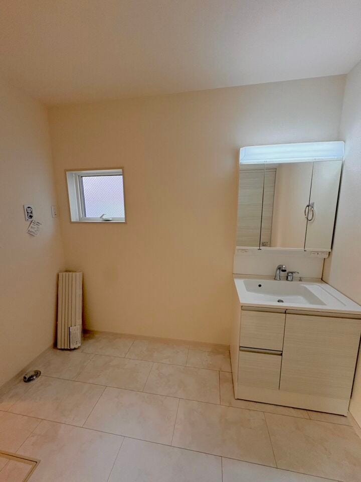 広々とした洗面室!
床のタイルもアクセントに♪